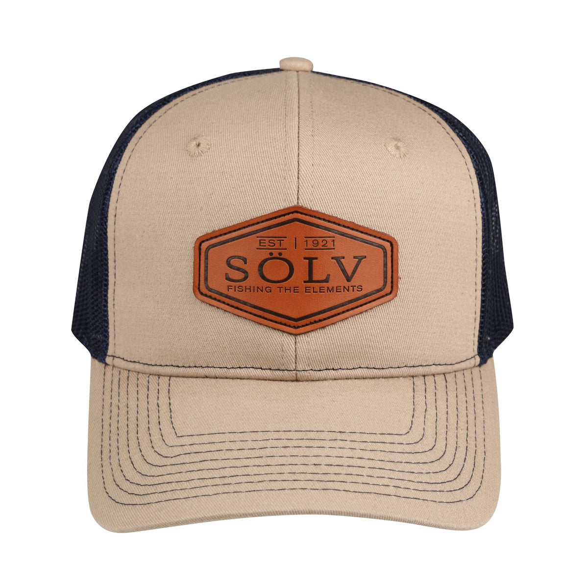 Abu Garcia Sölv Trucker Cap med beige front og skygge, marineblåt net og læderpatch med Sölv-logo.